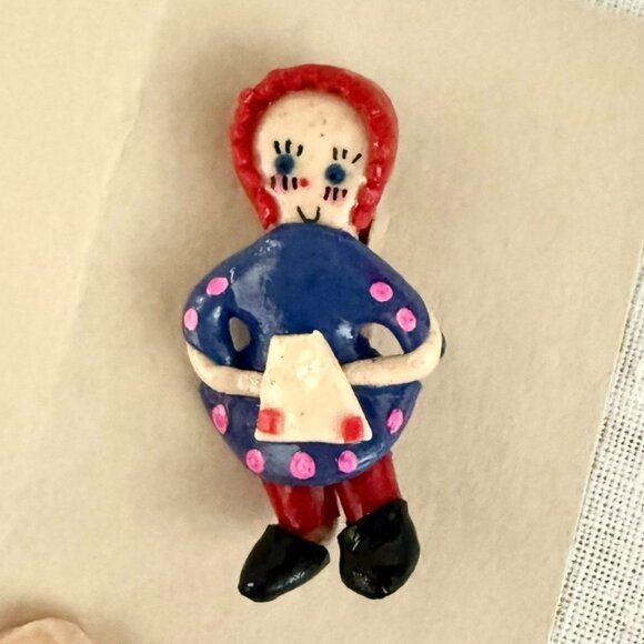 Vintage Handmade Clay Pin Raggedy Ann Inspired Folk Art Whimsical Brooch 1.5 in. - Picture 8 of 9
